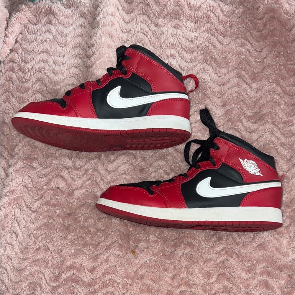 Nike Air Jordan 1 Mid Shoe in Black, Gym Red and White 2.5 Boys